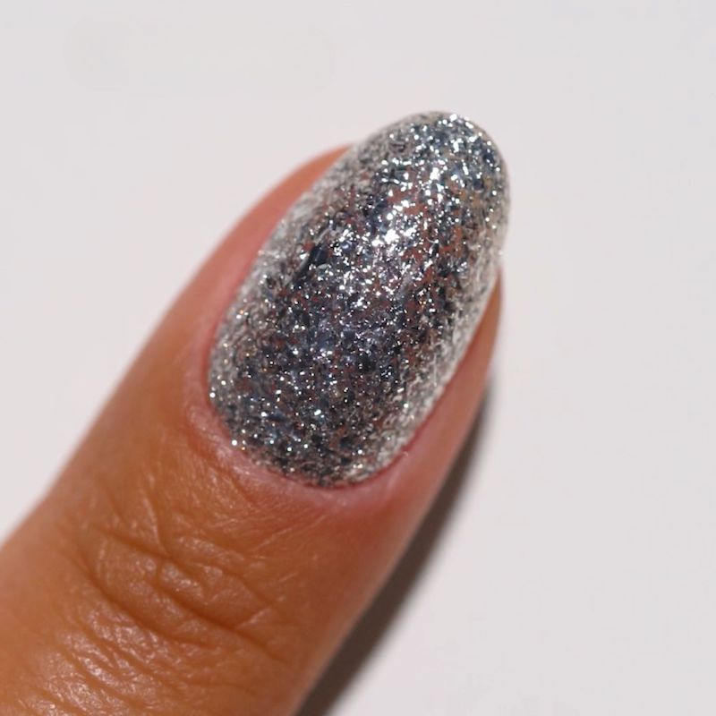 DND Diva #26 Smokey Shimmy – nail swatch