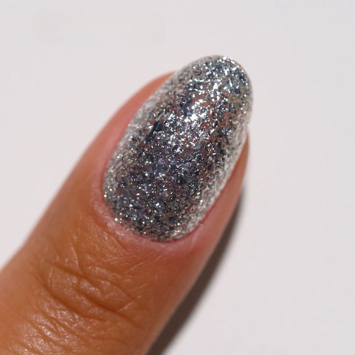 DND Diva #26 Smokey Shimmy – nail swatch