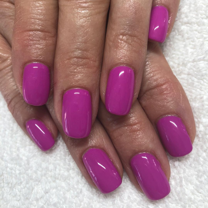 DND Gel #416 Purple Pride – nail swatch