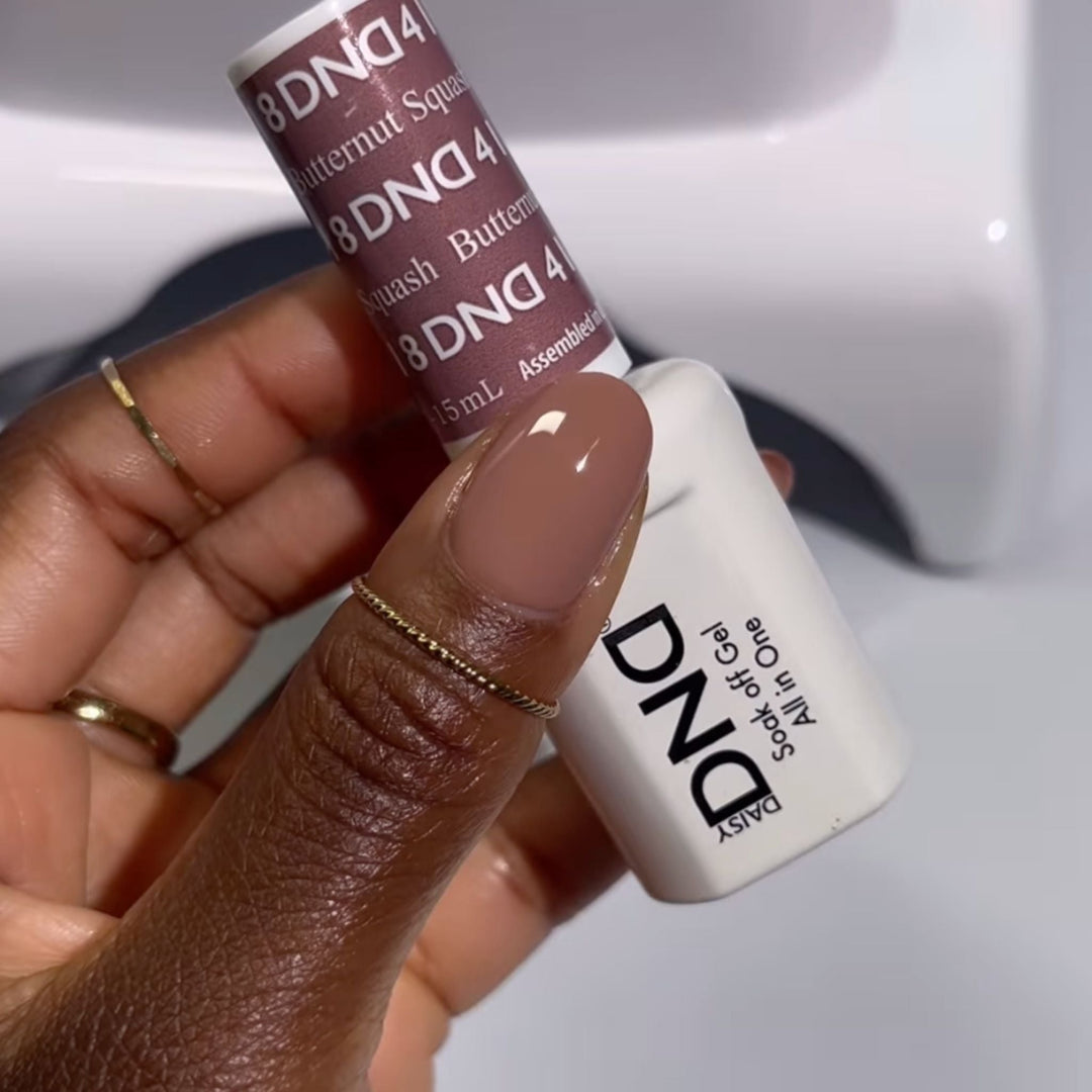 DND Gel #418 Butternut Squash – nail swatch