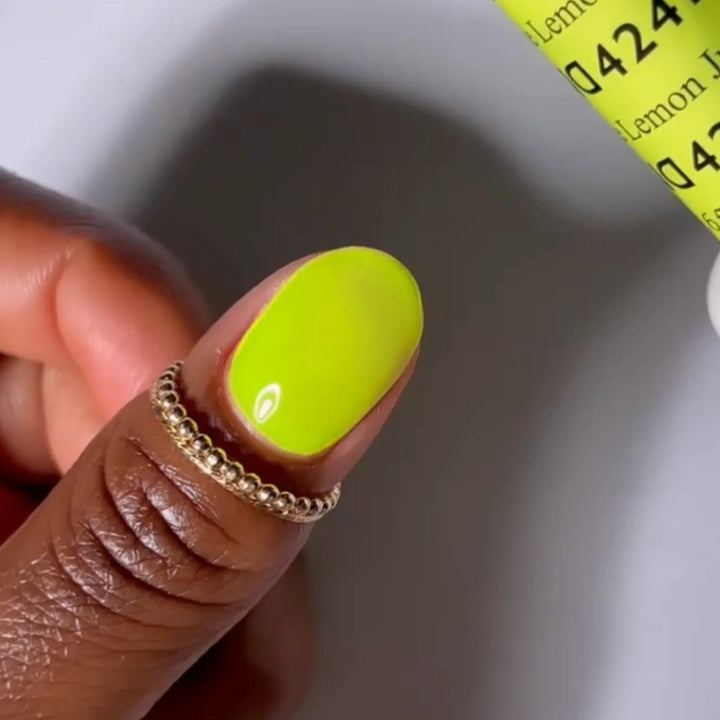 DND Gel #424 Lemon Juice – nail swatch 2