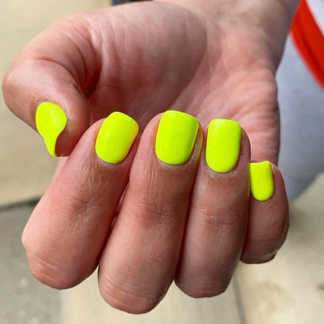 DND Gel #424 Lemon Juice – nail swatch