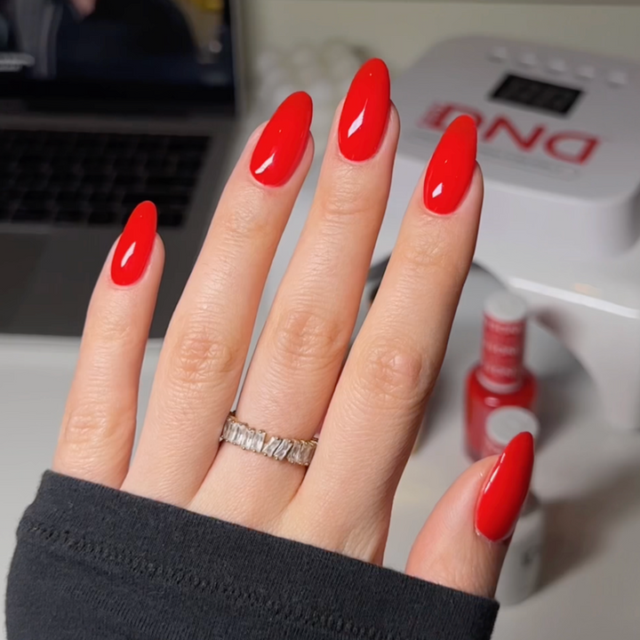 DND Gel #430 Ferrari Red – nail swatch 3