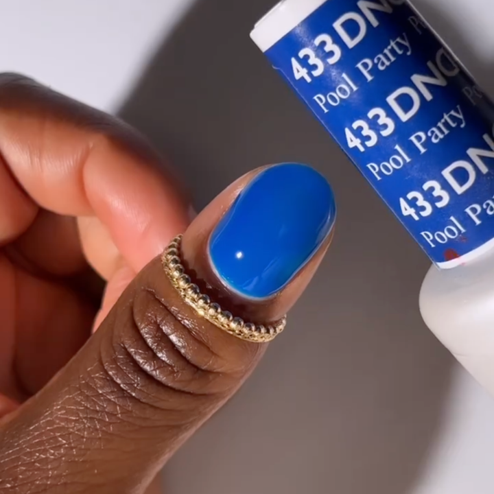 DND Gel #433 Pool Party – nail swatch 2