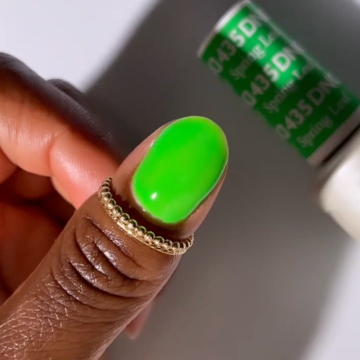 DND Gel #435 Spring Leaf – nail swatch 2