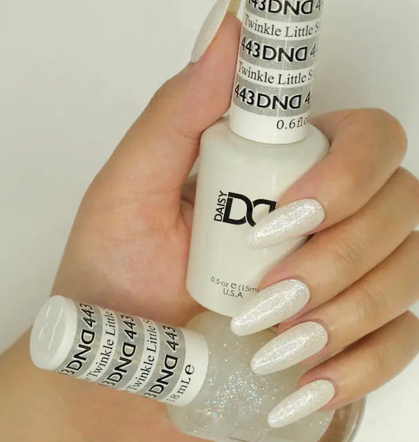 DND Gel #443 Twinkle Little Star – nail swatch