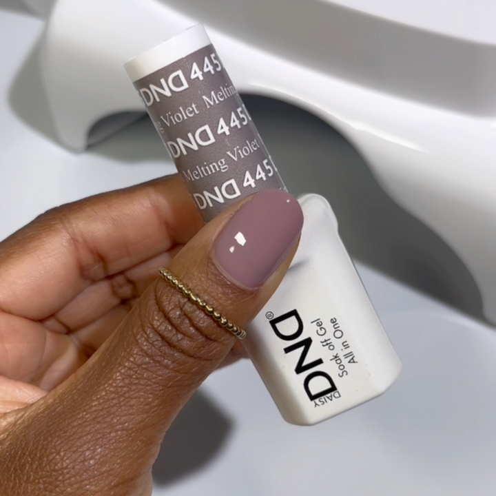 DND Gel #445 Melting Violet – nail swatch