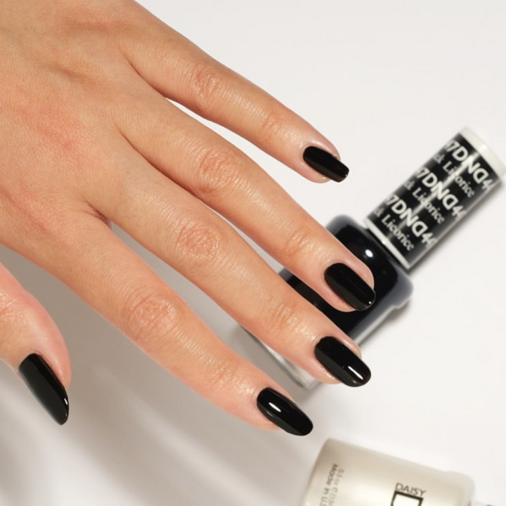 DND Gel #447 Black Licorice – nail swatch