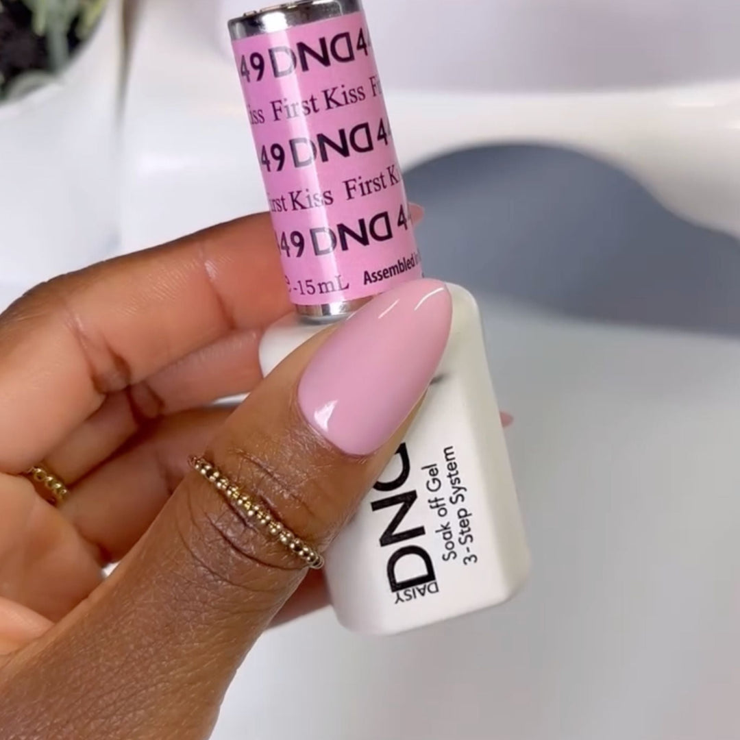 DND Gel #449 First Kiss – nail swatch
