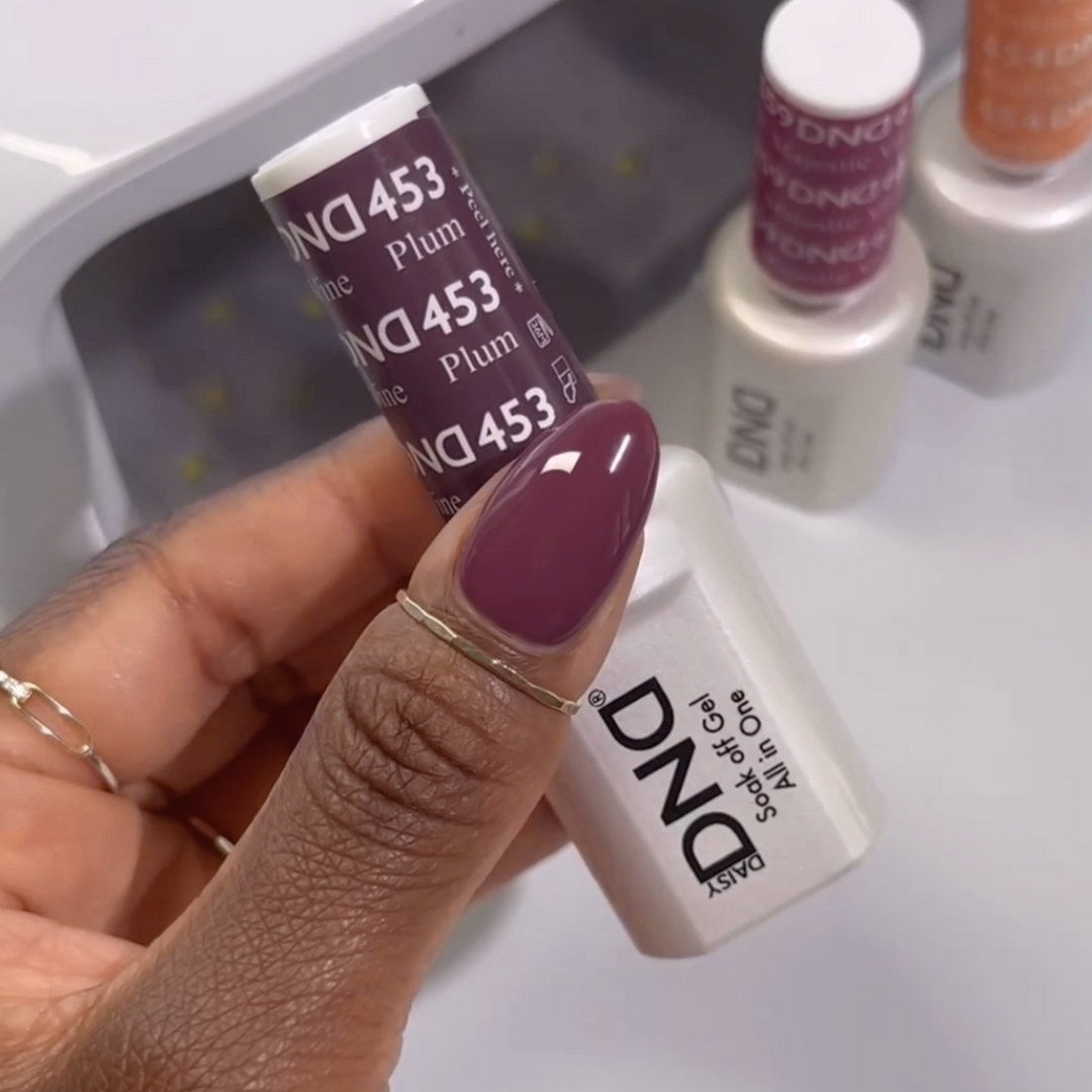 DND Gel #453 Plum Wine – nail swatch 2