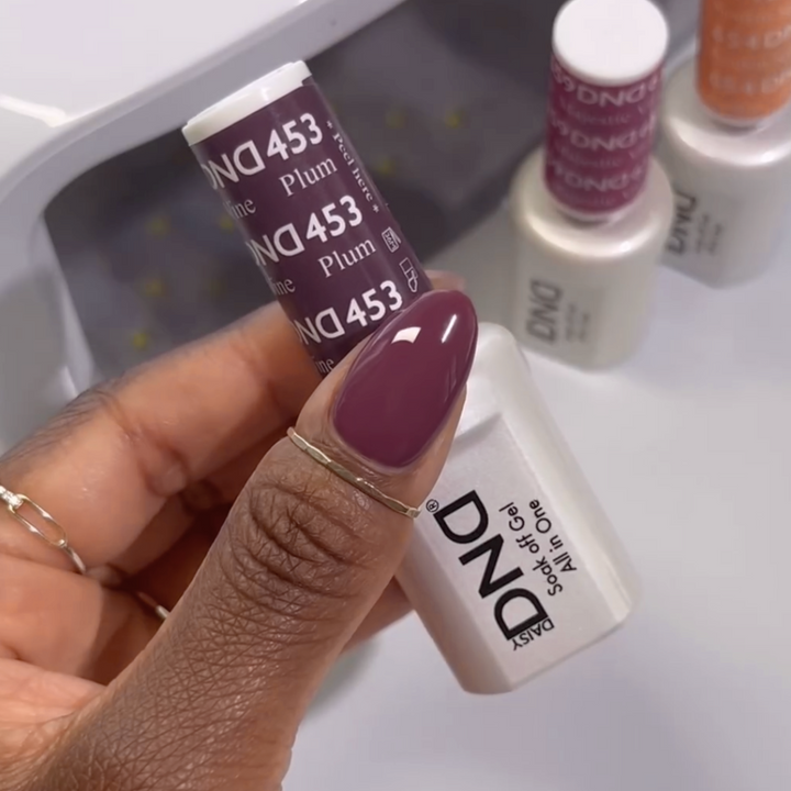 DND Gel #453 Plum Wine – nail swatch 2