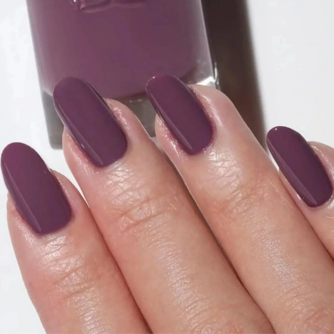 DND Gel #453 Plum Wine – nail swatch