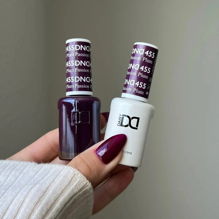 DND Gel #455 Plum Passion – nail swatch 3