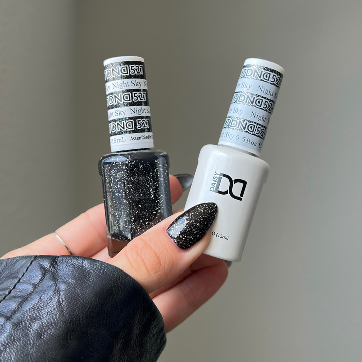 DND Gel #527 Night Sky – nail swatch 3