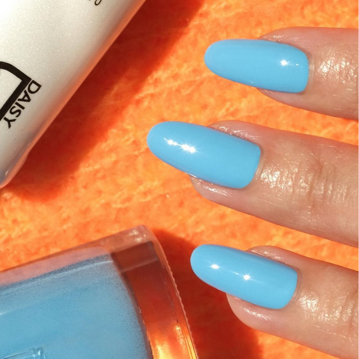 DND Gel #530 Blue Lake – nail swatch 2