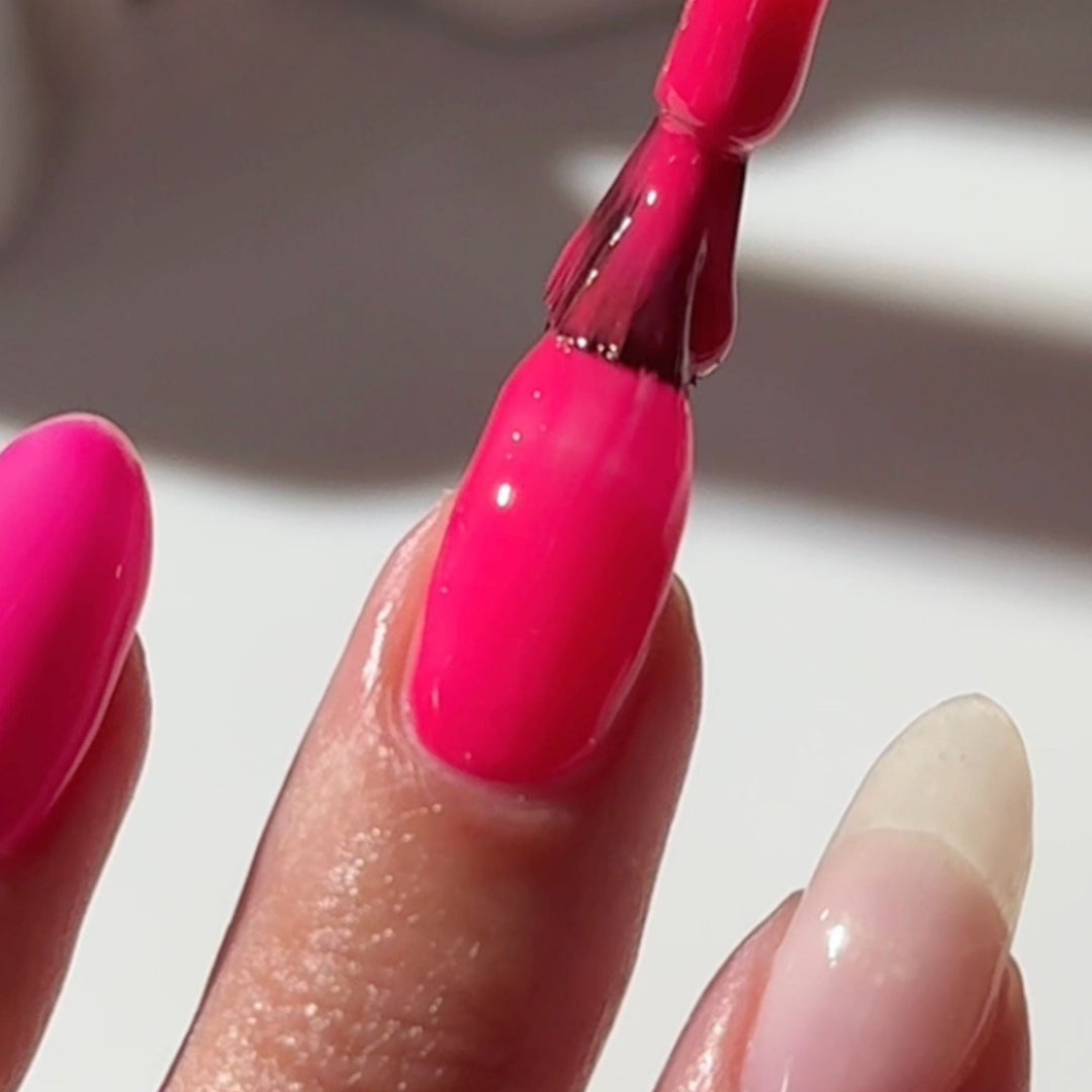 DND Gel #557 Hot Raspberry – nail swatch