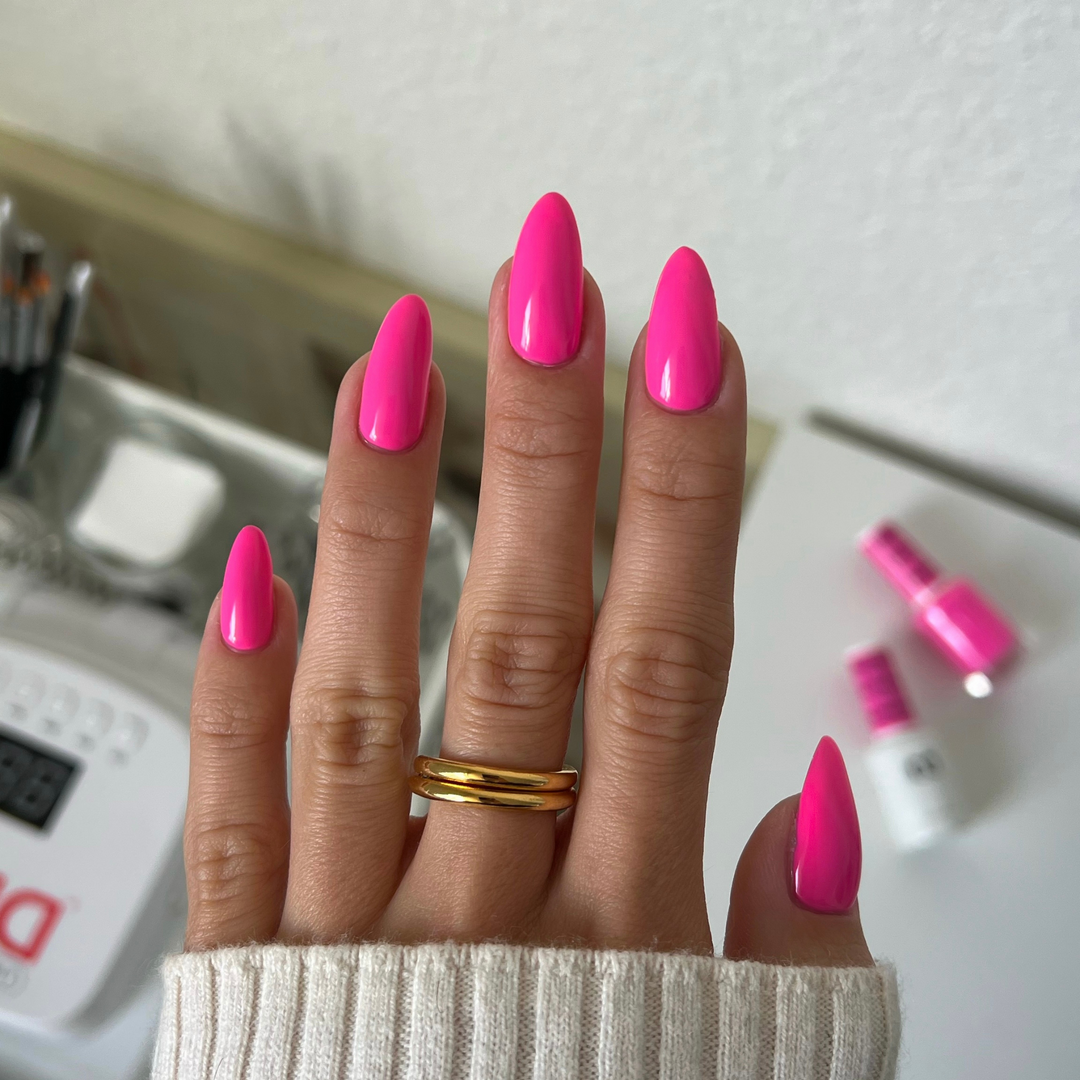DND Gel #558 Cherry Blossom – nail swatch