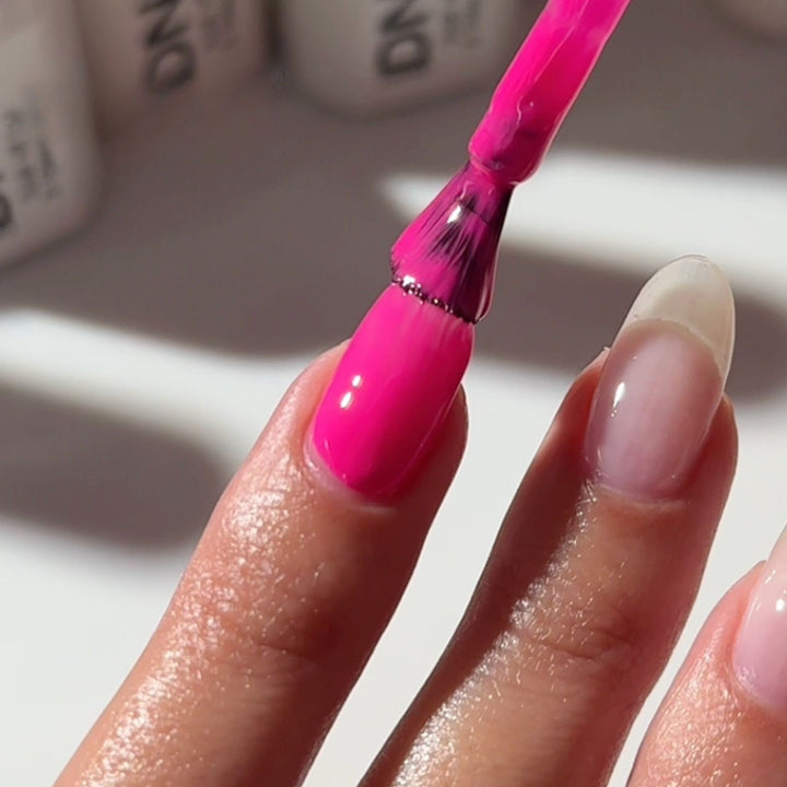 DND Gel #559 Teenage Dream – nail swatch 2