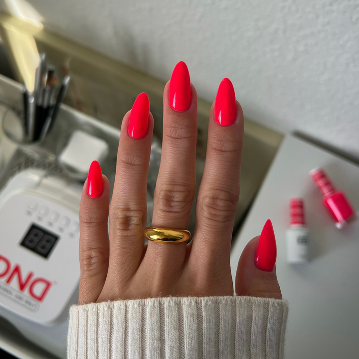 DND Gel #561 Strawberry Kiss – nail swatch