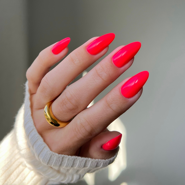 DND Gel #561 Strawberry Kiss – nail swatch 2