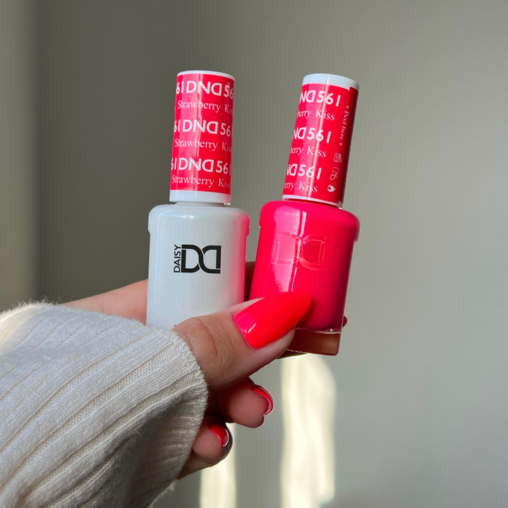 DND Gel #561 Strawberry Kiss – nail swatch 3
