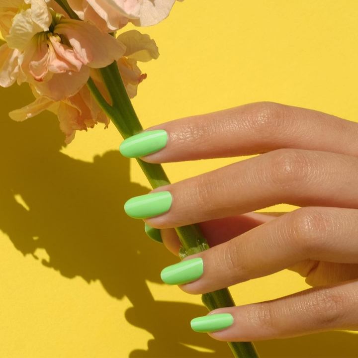 DND Gel #568 Green Forest – nail swatch 2