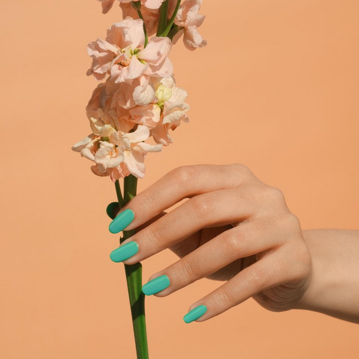 DND Gel #569 Green Spring – nail swatch