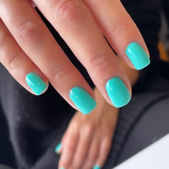DND Gel #569 Green Spring – nail swatch 2