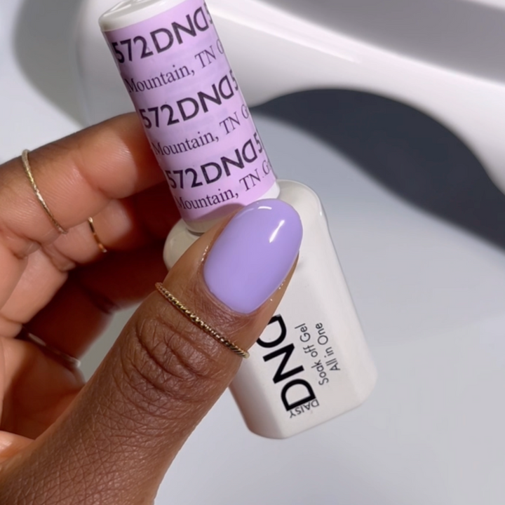DND Gel #572 Great Smoky Mountain – nail swatch 2