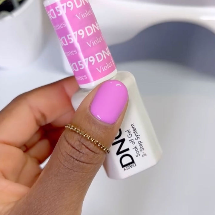 DND Gel #579 Violet Femmes – nail swatch