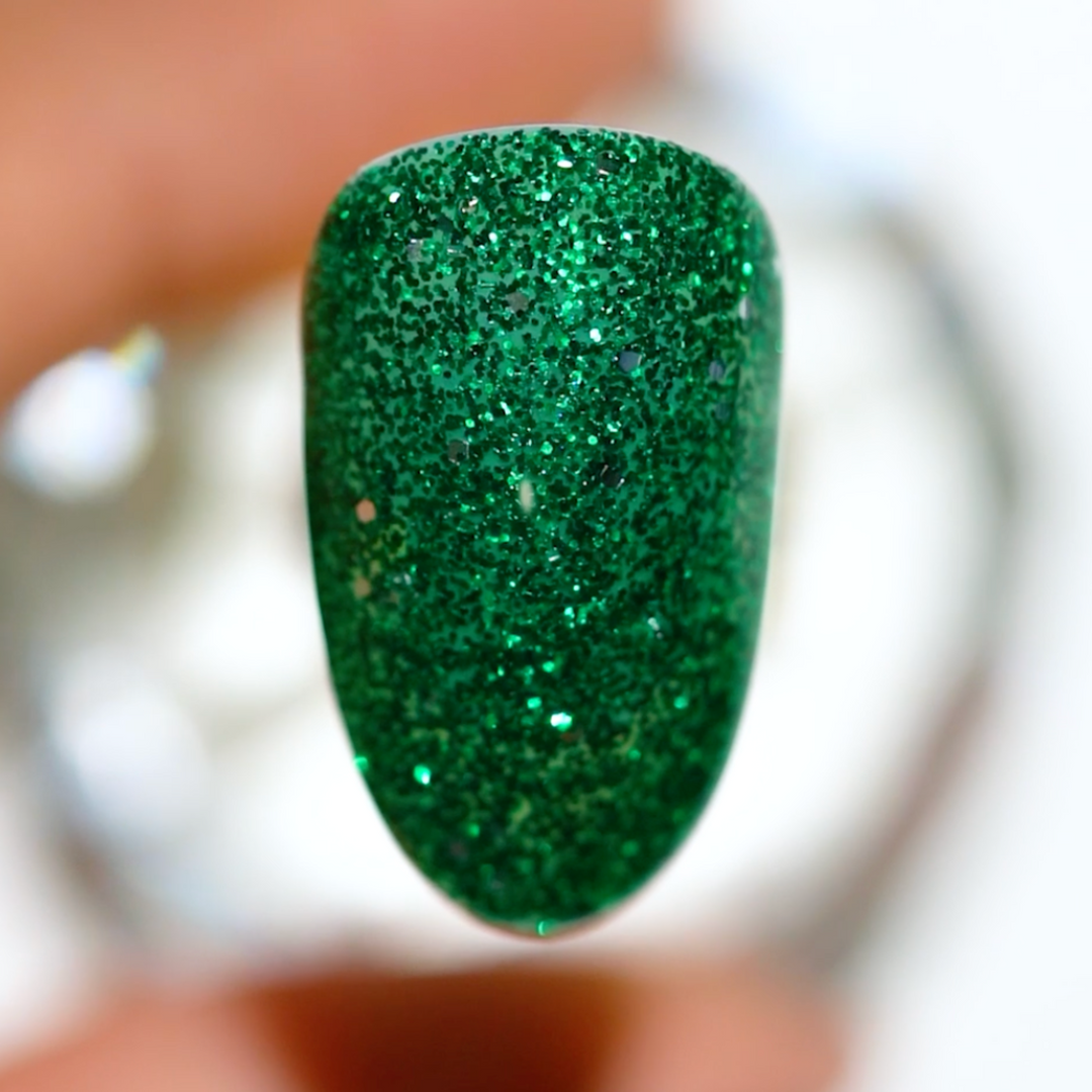 DND Gel #582 Emerald Quartz – nail swatch