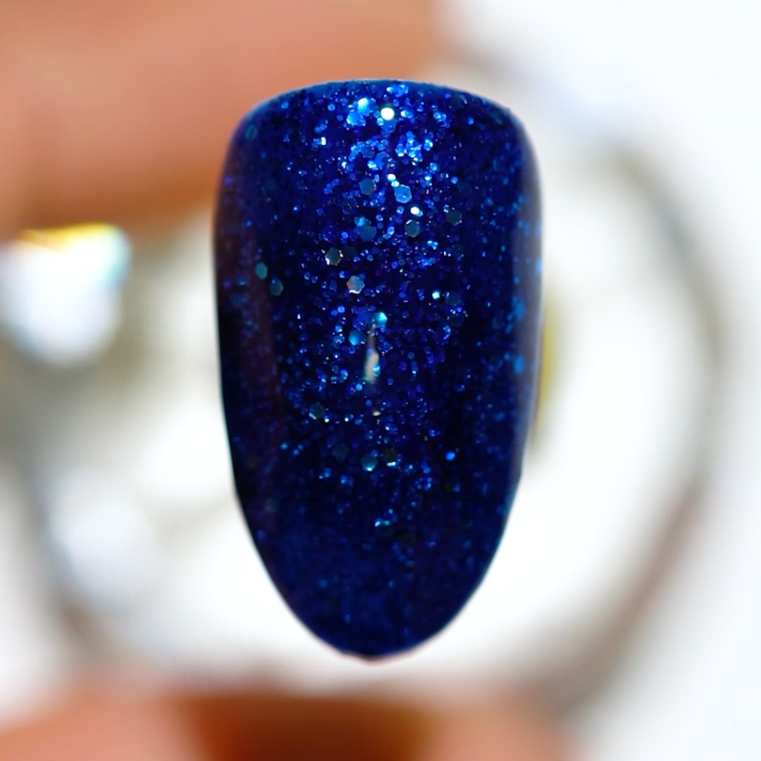 DND Gel #583 Blue Amber – nail swatch