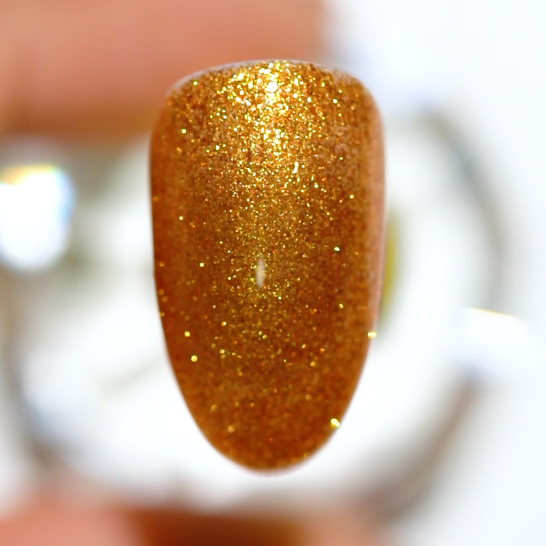 DND Gel #584 24 Karat – nail swatch