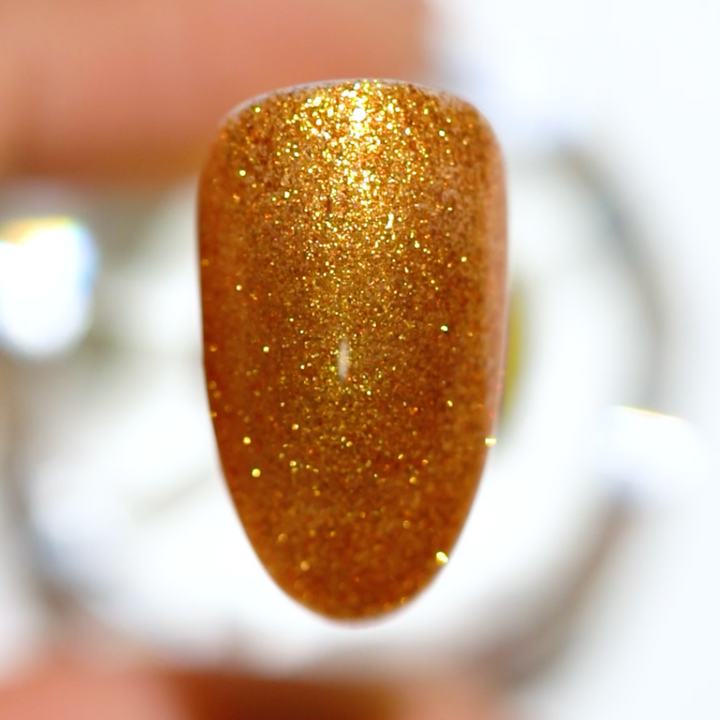DND Gel #584 24 Karat – nail swatch