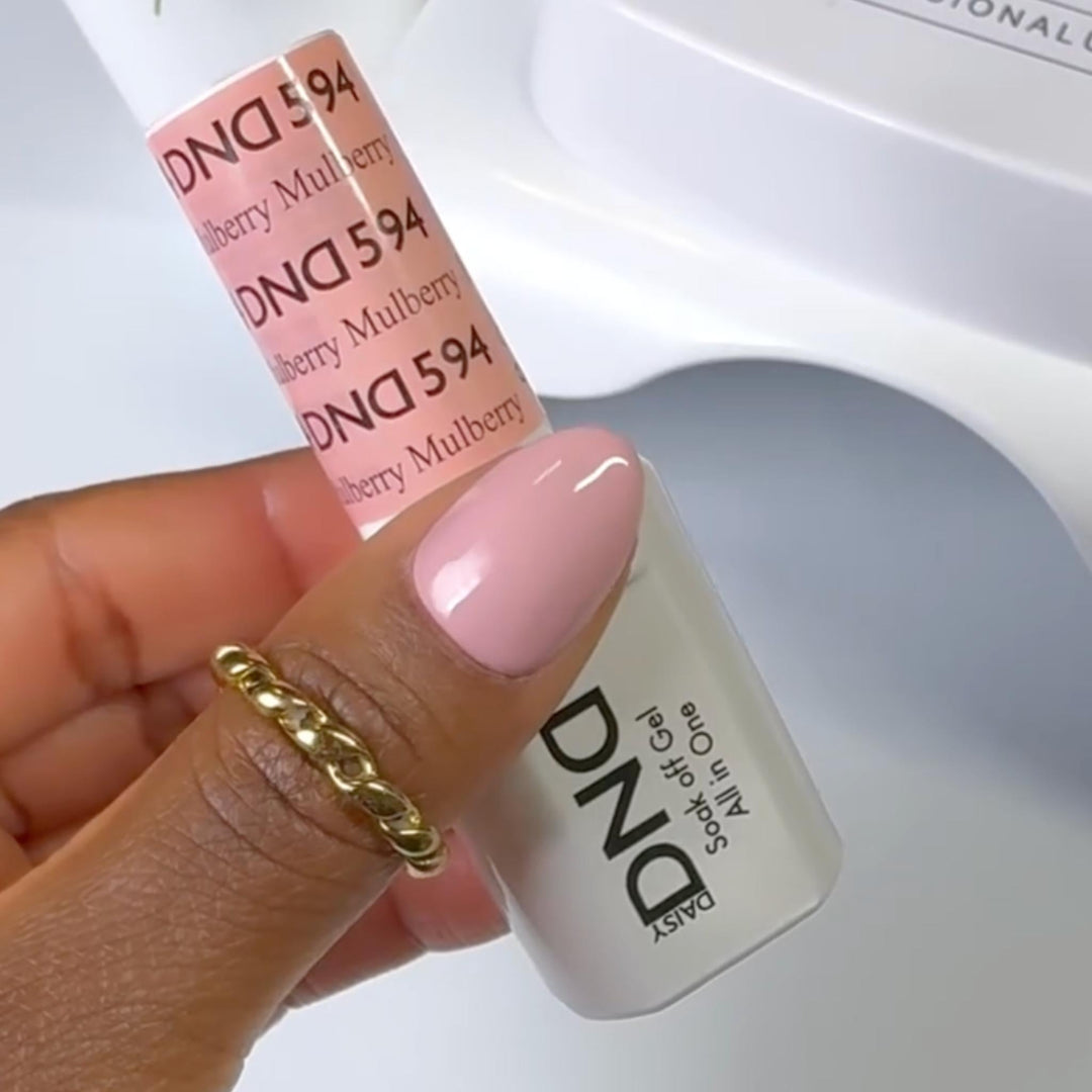 DND Gel #594 Mulberry – nail swatch