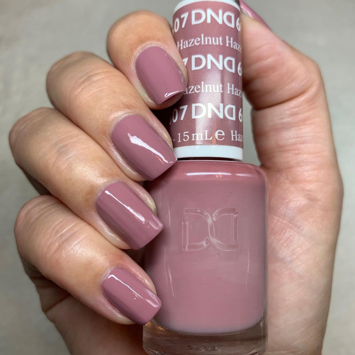 DND Gel #607 Hazelnut – nail swatch