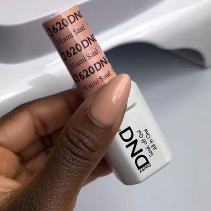 DND Gel #620 Miami Sand – nail swatch