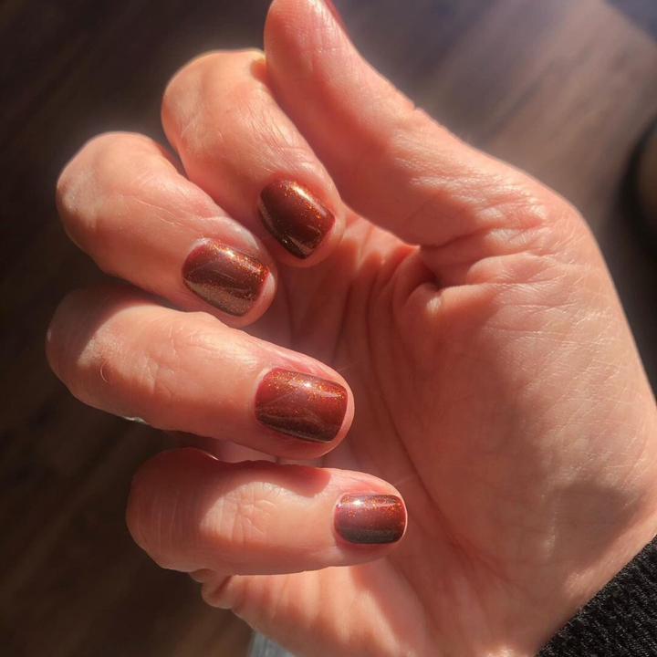 DND Gel #627 Loving Walnut – nail swatch