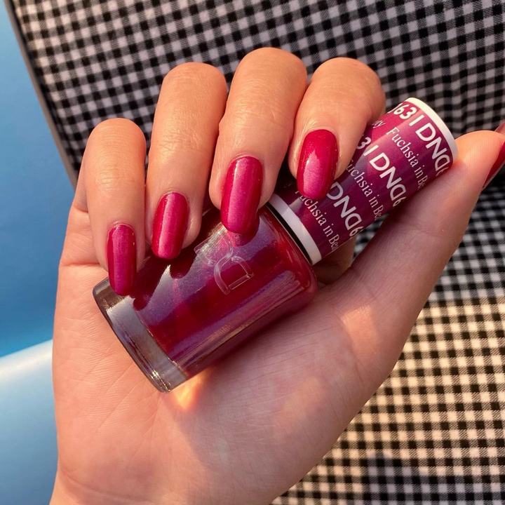 DND Gel #631 Fuschia In The Beauty – nail swatch
