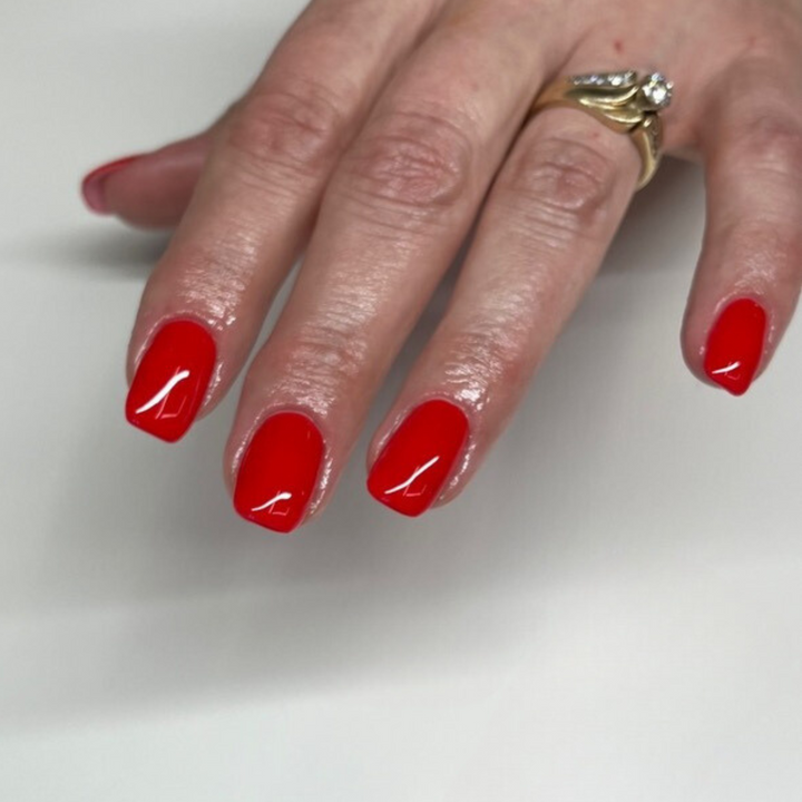 DND Gel #637 Lucky Red – nail swatch 4