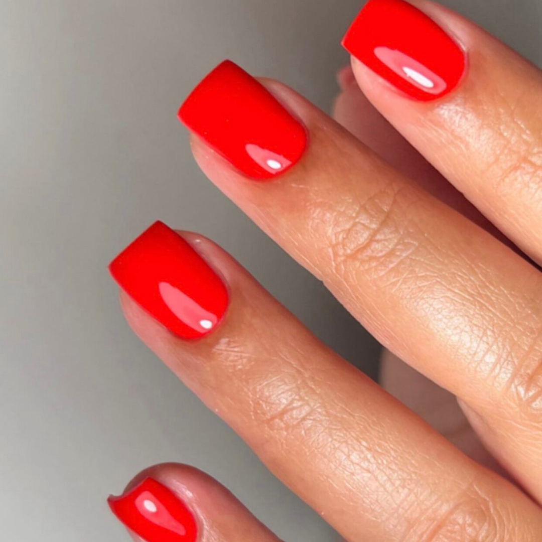 DND Gel #637 Lucky Red – nail swatch 2
