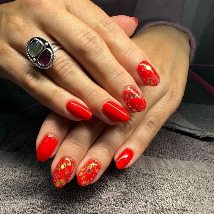 DND Gel #637 Lucky Red – nail swatch 3