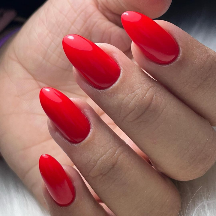 DND Gel #637 Lucky Red – nail swatch