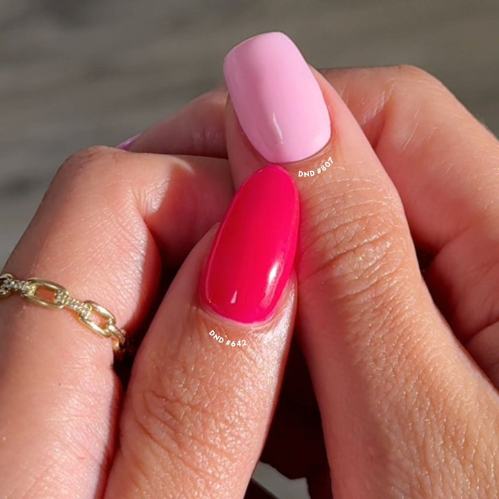 DND Gel #642 Magenta Aura – nail swatch