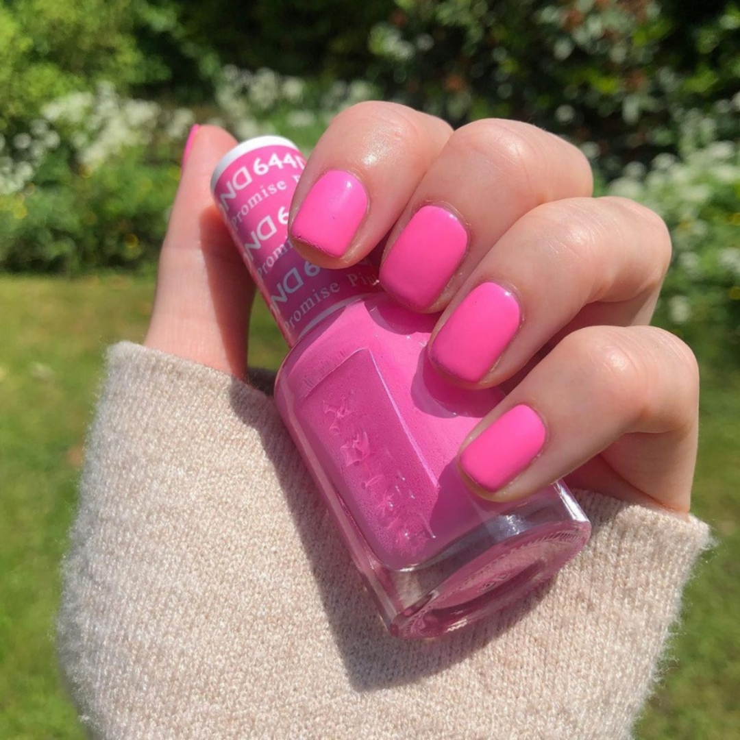 DND Gel #644 Pinkie Promise – nail swatch 2