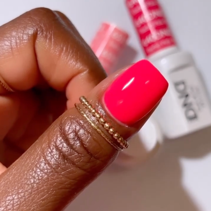 DND Gel #651 Punch Marshmellow – nail swatch 4