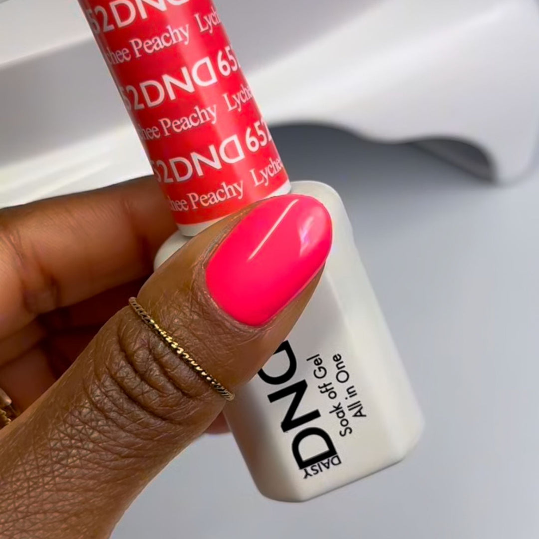 DND Gel #652 Lychee Peachy – nail swatch