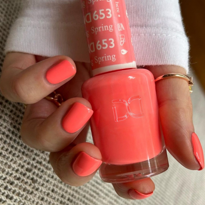 DND Gel #653 Spring Fling – nail swatch 2