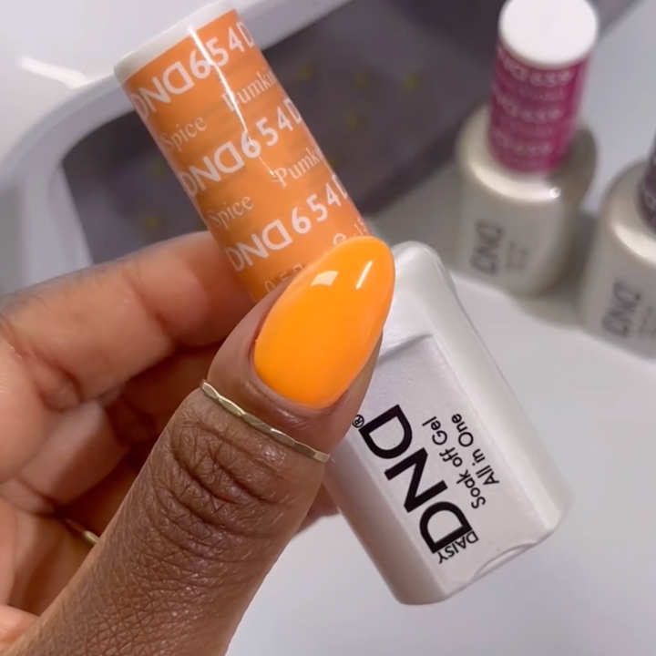 DND Gel #654 Pumpkin Spice – nail swatch