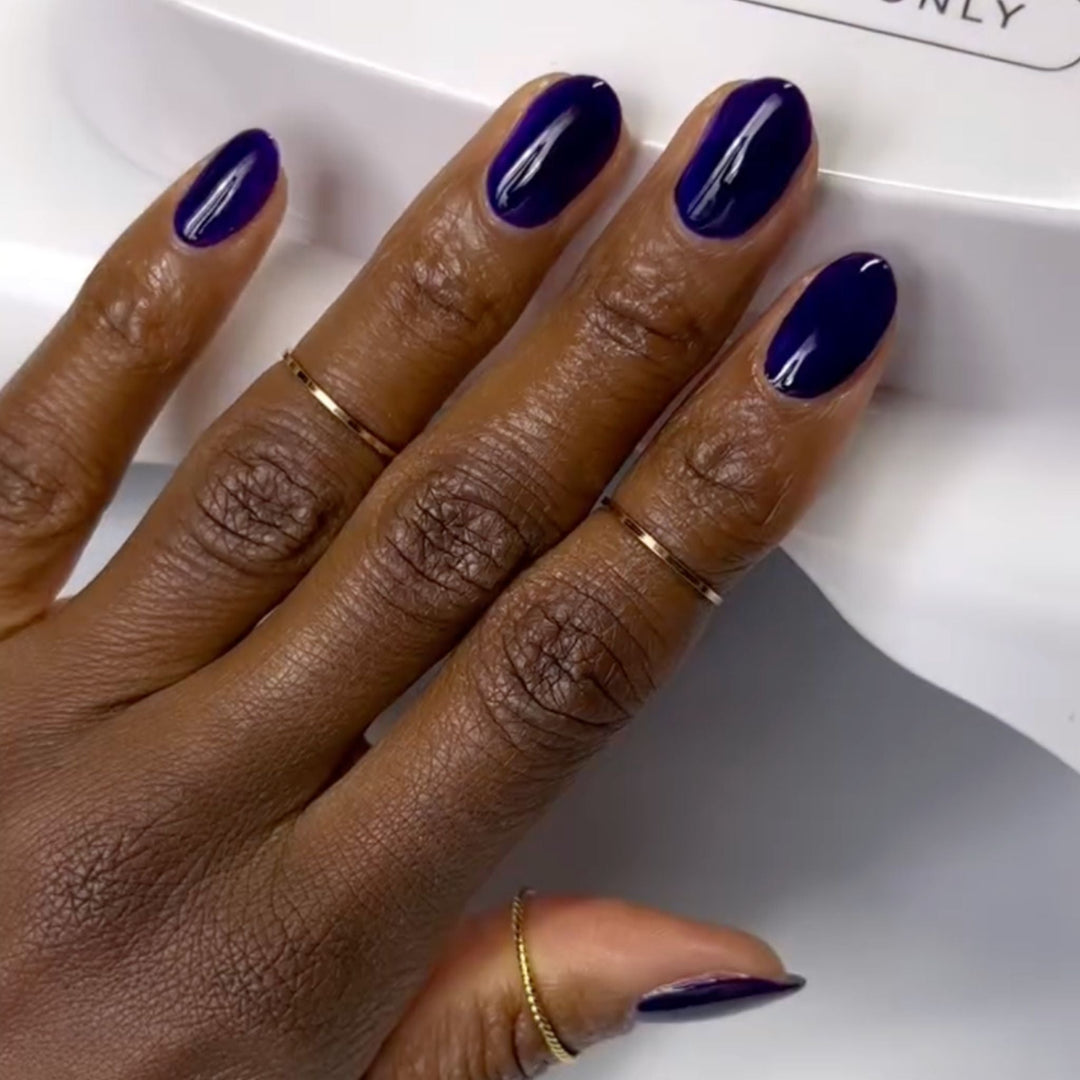DND Gel #656 Midnight Hour – nail swatch 2